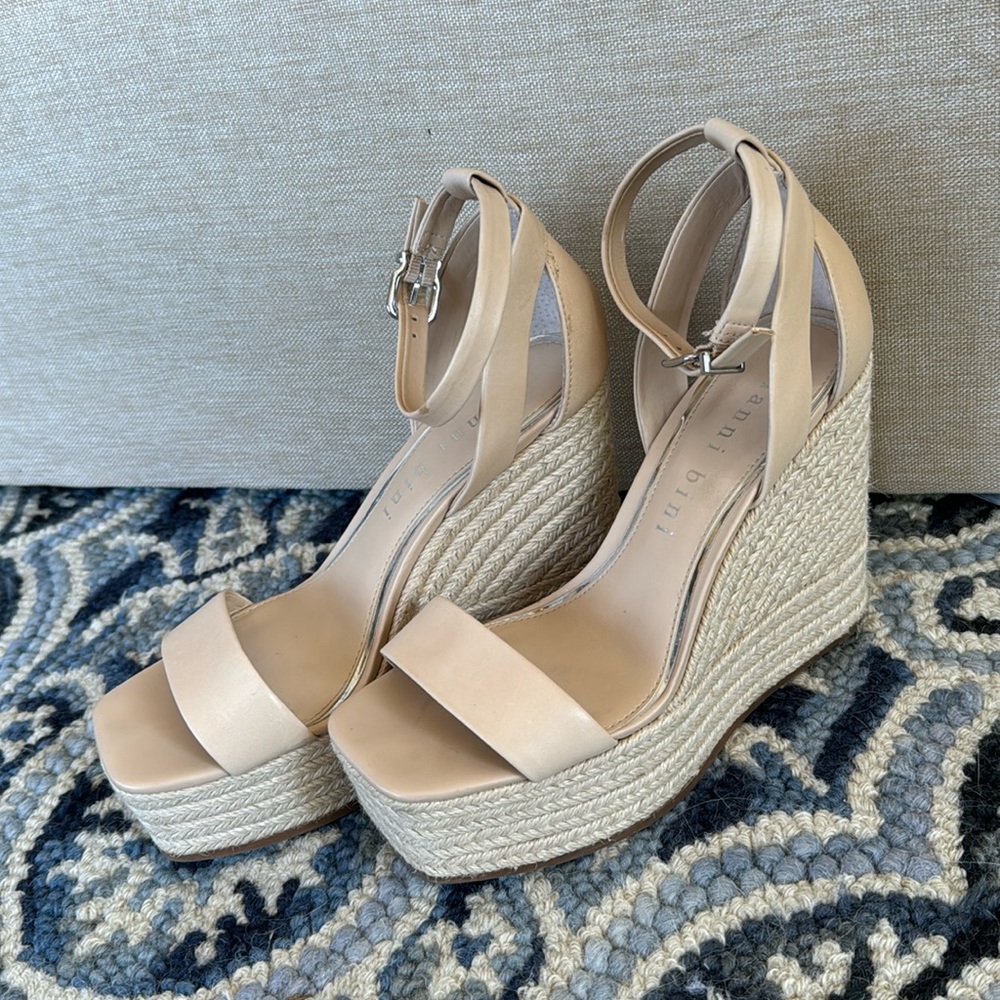 Gianni Bini size 8 Tan wedges